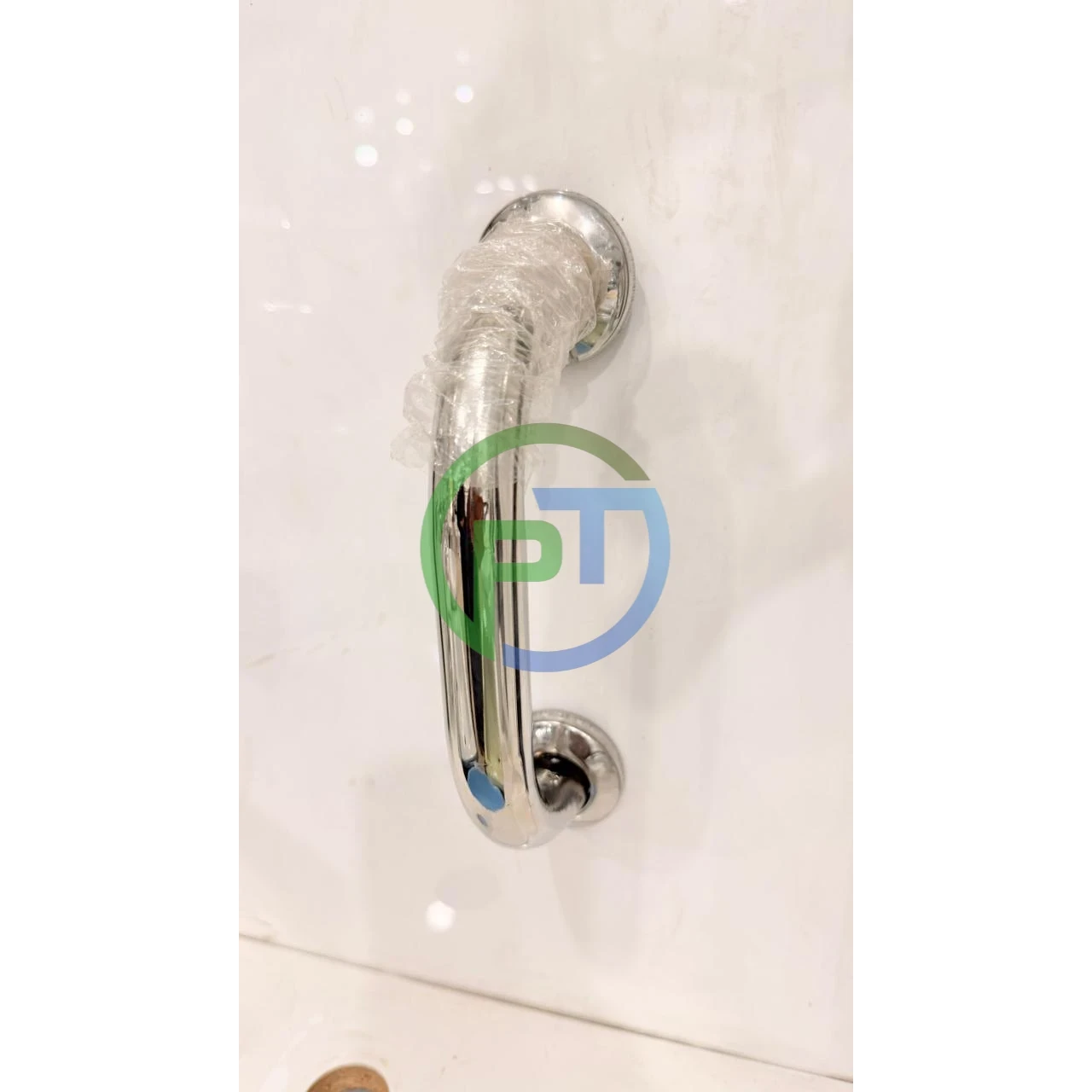 Small chrome bathroom grab handle in Punjab